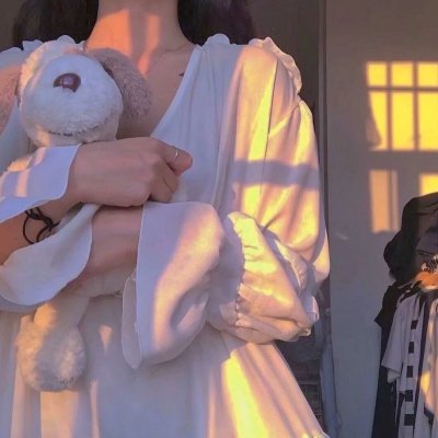 坐推土机的少女